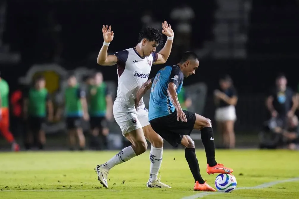 Arturo Sánchez y Jorge Díaz en la disputa del balón