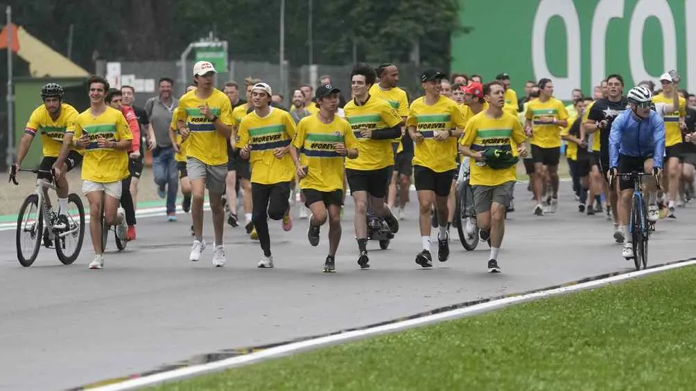 AP Los pilotos vistieron playeras de homenaje