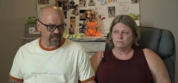 Sus padres, Nichole y Sam, dijeron que su hijo había sido acosado por sus gafas y luego por sus dientes.