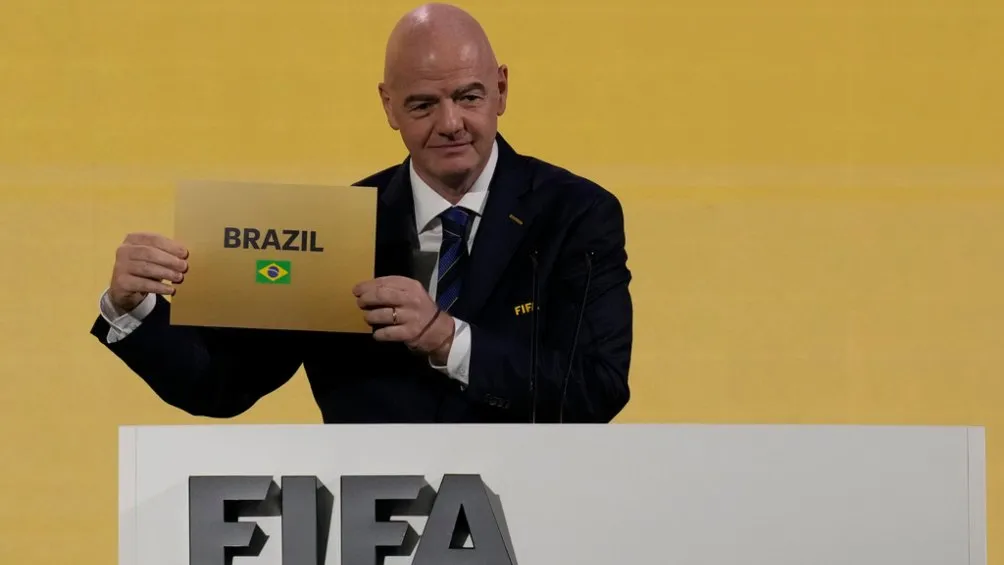 Infantino anunciando a Brasil como sede del Mundial Femenil 2027