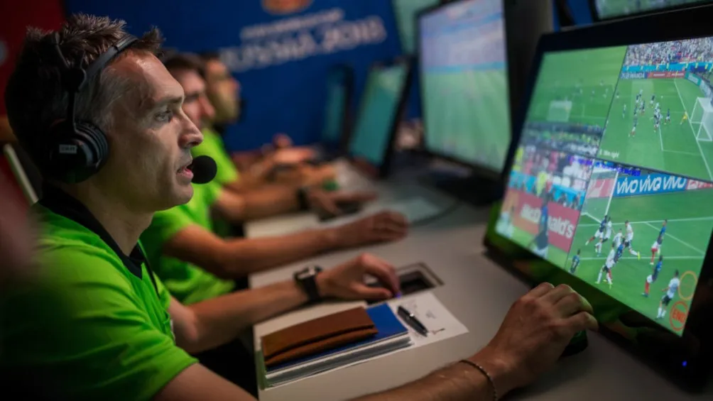 X: @FIFAcom Árbitros en la cabina del VAR