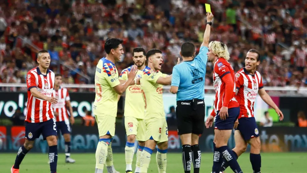 IMAGO7 'Oso' Gonzalez recibió tarjeta amarilla