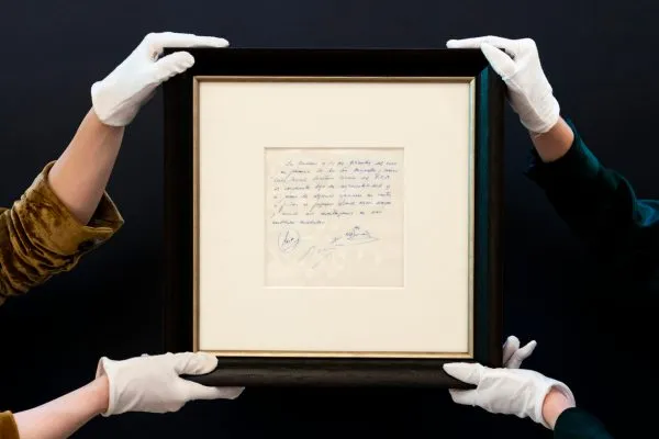 Servilleta donde se firmó el primer contrato de Messi