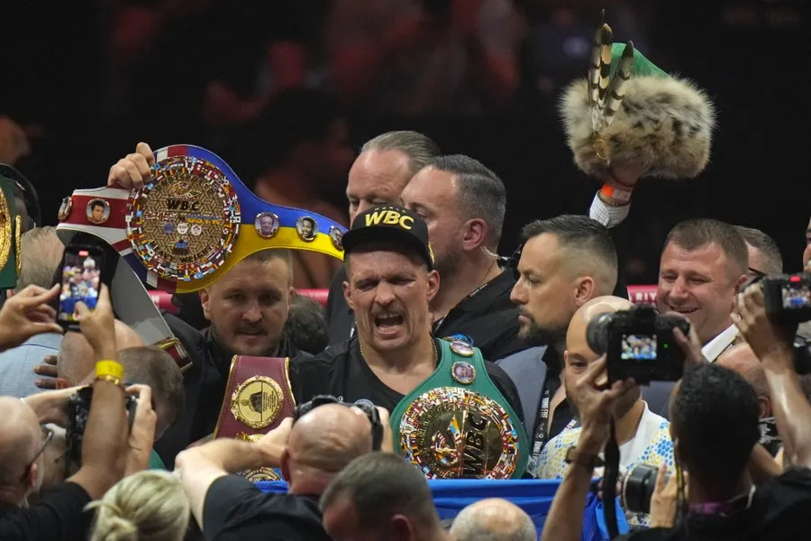 AP Oleksandr Usyk celebrando su victoria