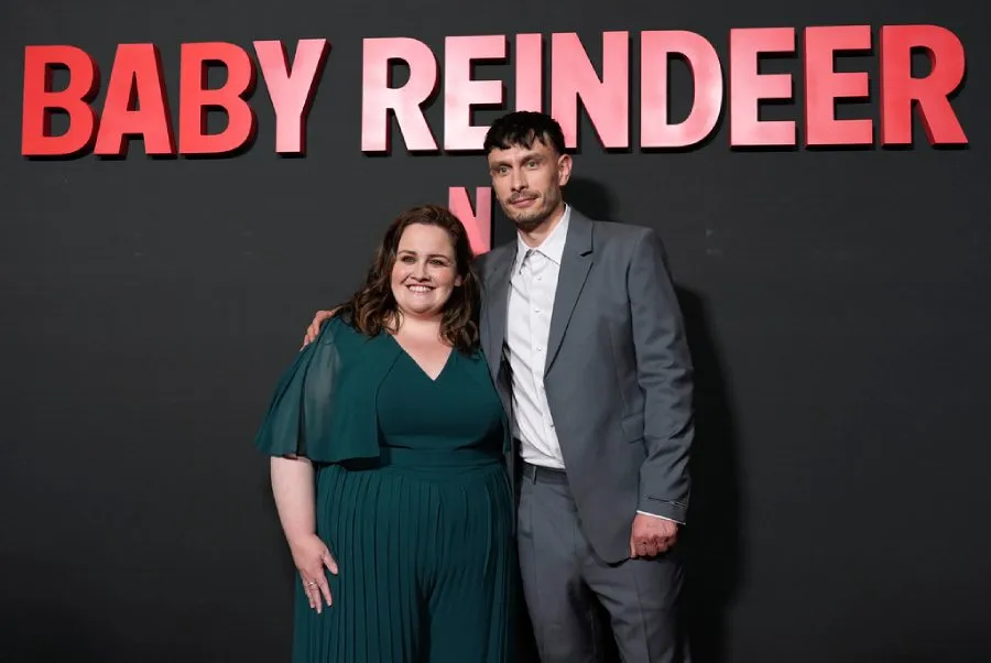 Richard Gadd, derecha, creador y estrella de 'Baby Reindeer', posa con su compañera de reparto Jessica Gunning