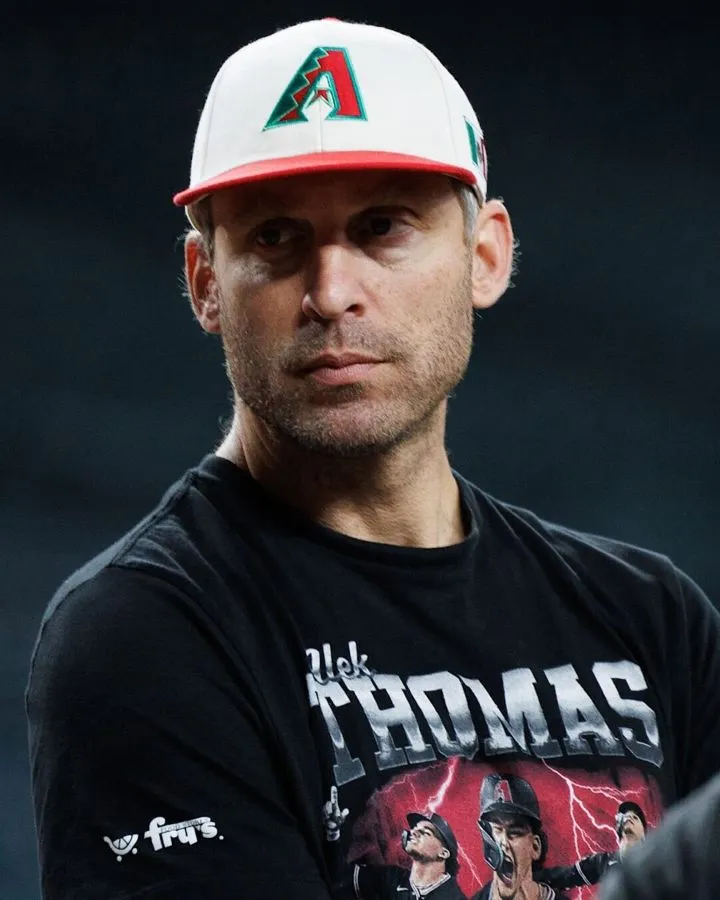 Mánager de Diamondbacks con playera de Alek Thomas