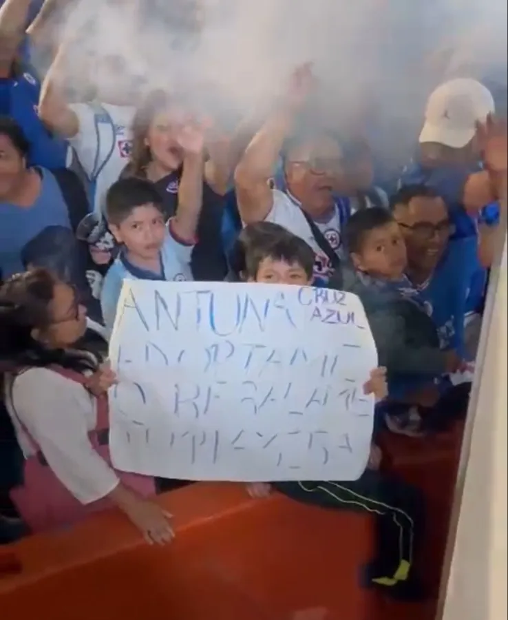 RÉCORD Fan de Cruz Azul quiere playera de Uriel Antuna