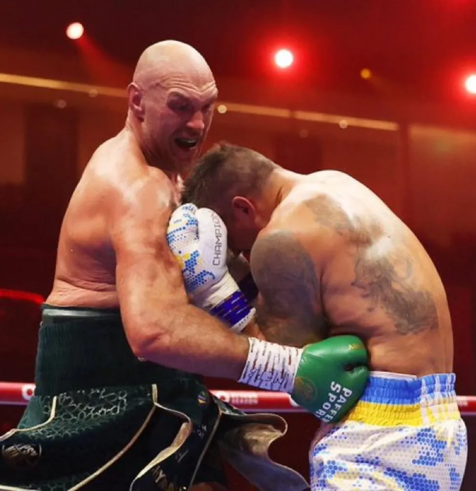 X: @ufc_turkiye Usyk ganó por decisíón divida..