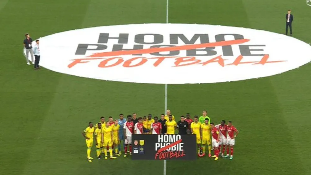 Camara no salió al protocolo previo al encuentro