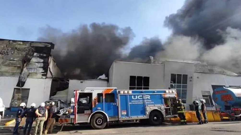 Tres bodegas en el parque industrial Pyme, ubicado en la carretera estatal 431, fueron consumidas por un incendio donde se fabricaban productos derivados del petróleo. Foto Especial