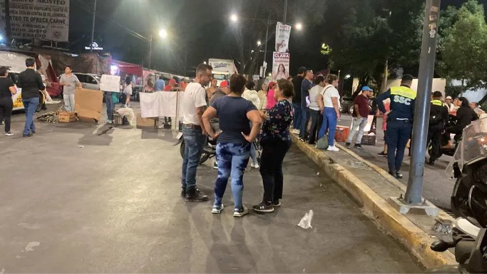 Vecinos de Azcapotzalco bloquearon avenidas para manifestarse.