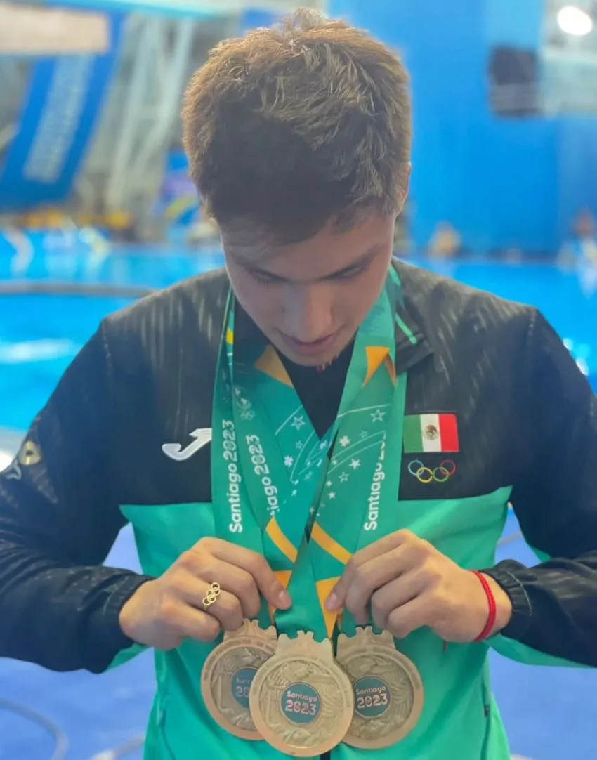 Osmar Olvera en Santiago 2023 con sus tres medallas