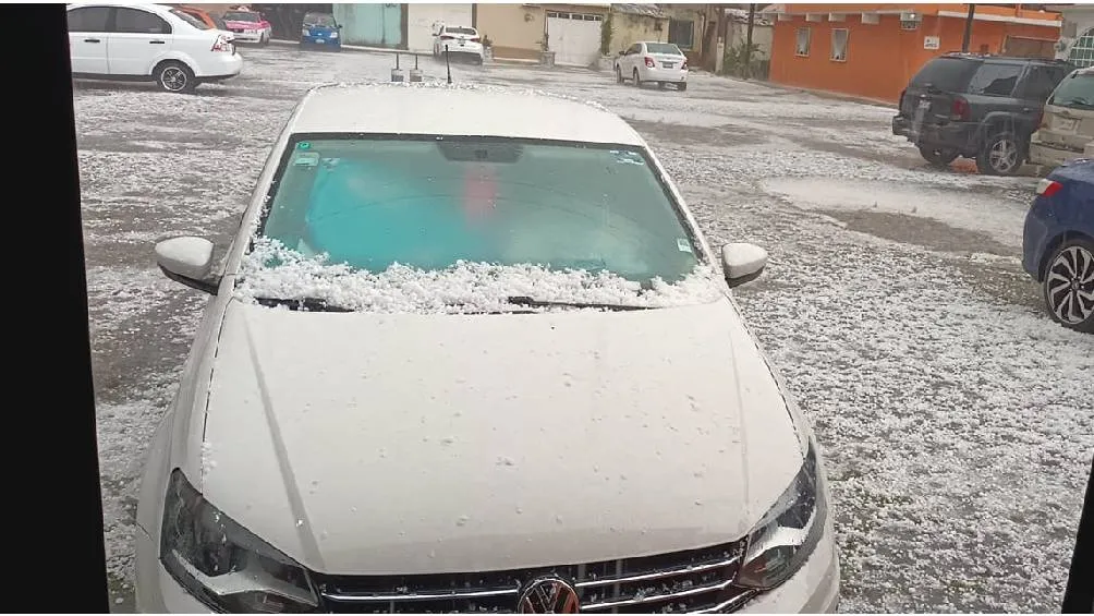 Las lluvias intensas causaron daños en viviendas y vehículos, y también provocaron inundaciones en algunas zonas Foto Especial