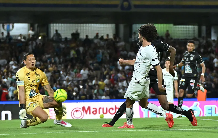 Cota ataja disparo del 'Chino' Huerta en CU