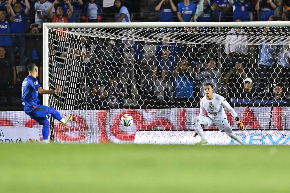 Antuna en su penal frente a Luis Ángel Malagón