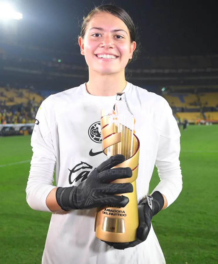Itzel Velasco con el premio de mejor jugadora de la Semifinal de Vuelta ante Tigres