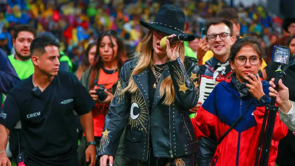 Belinda cantó previo al inicio del partido