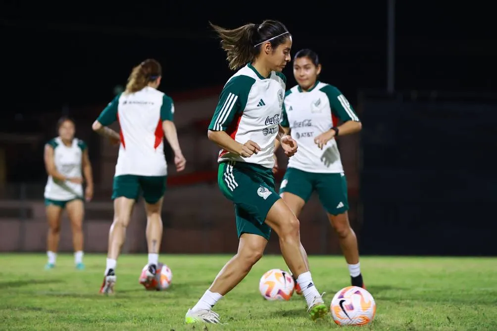 Kenti Robles en entrenamiento con la Selección