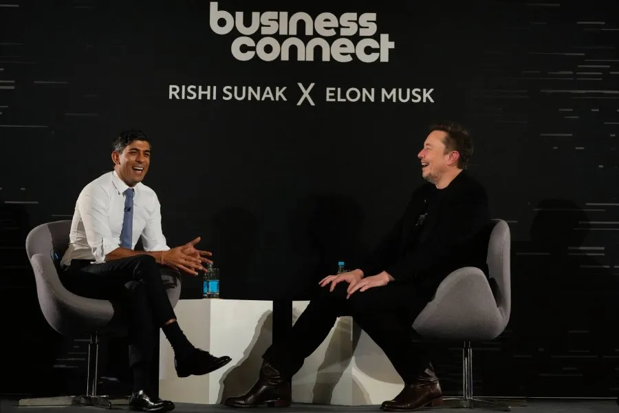 AP El primer ministro británico, Rishi Sunak, izquierda, asiste a un evento de conversación con el director ejecutivo de Tesla y SpaceX, Elon Musk