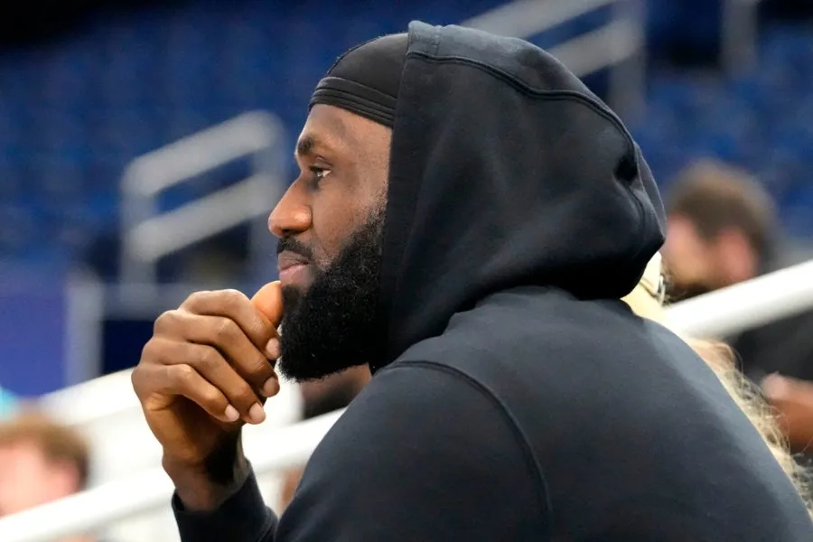 AP LeBron James aún analiza su futuro