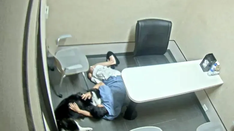 Los agentes amenazaron con sacrificar al perro de Pérez si no confesaba que había matado a su padre, lo que un juez ha calificado de &quot;tortura psicológica inconstitucional&quot;