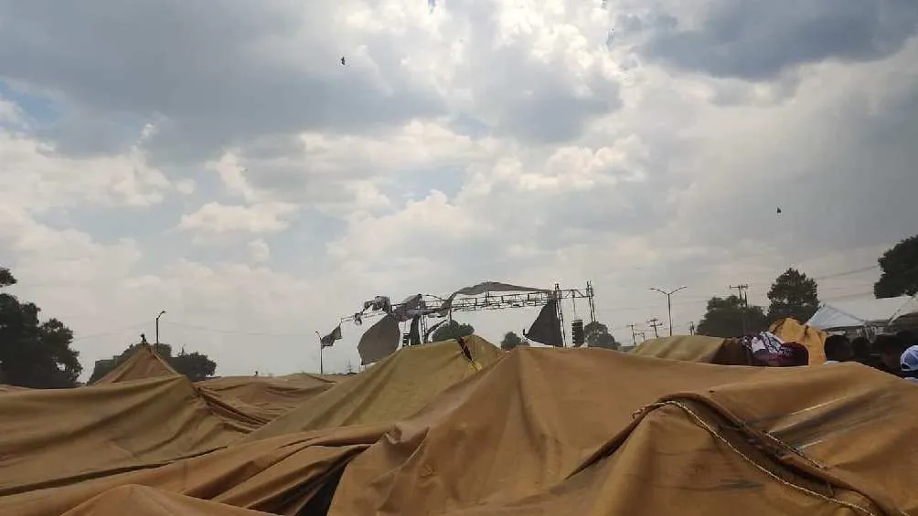 Varias personas quedaron atrapadas debajo de la lona.