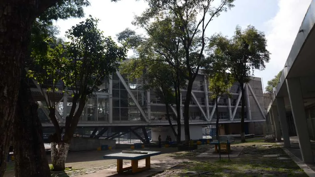 Los alumnos reportaron que había un fuerte olor a gas.