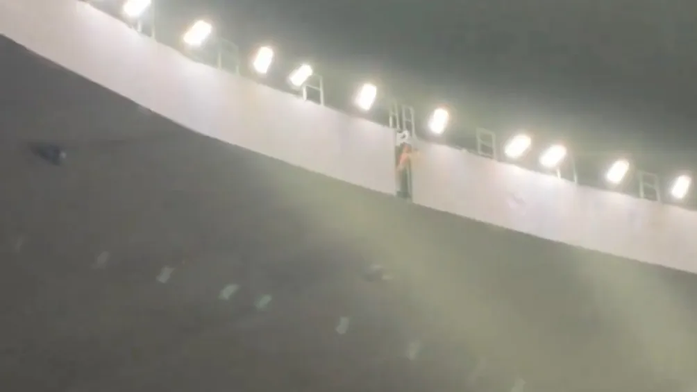 Aficionado colgado en el techo del Azteca