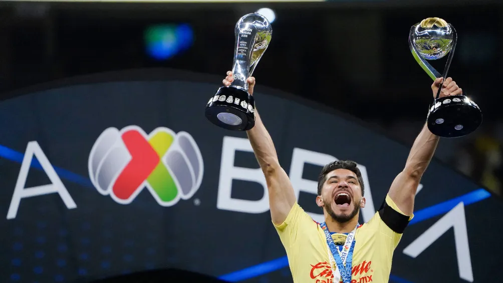 Henry Martín levantando los dos trofeso del América