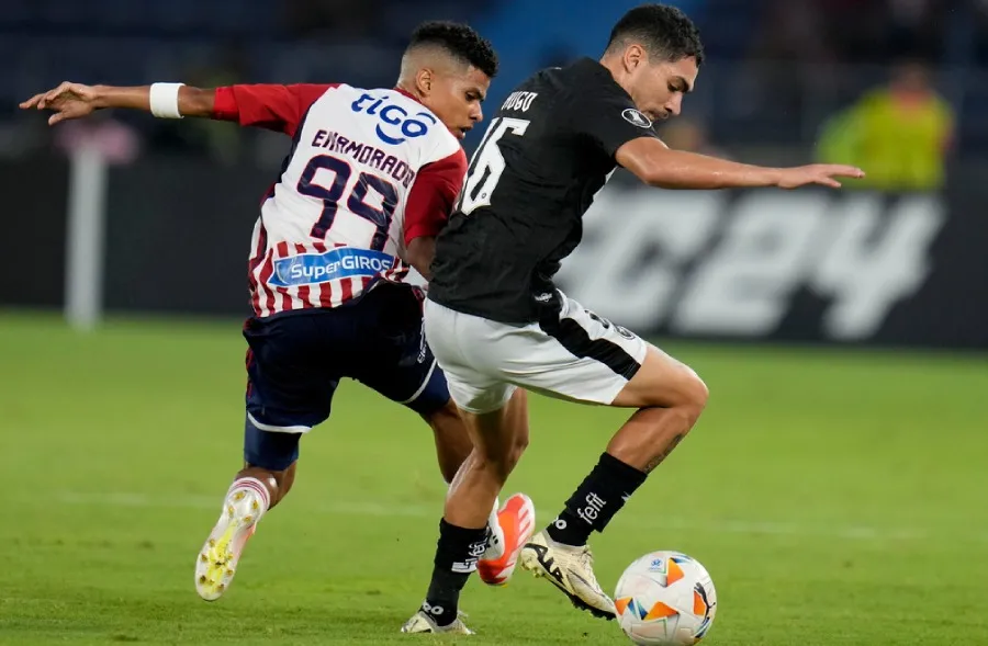 José Enamorado pelea el balón con Hugo Gonçalves