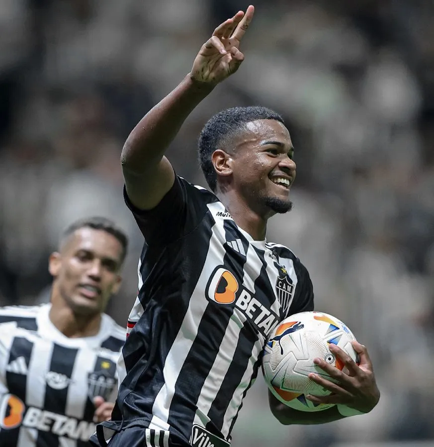 Alisson celebra uno de sus dos goles