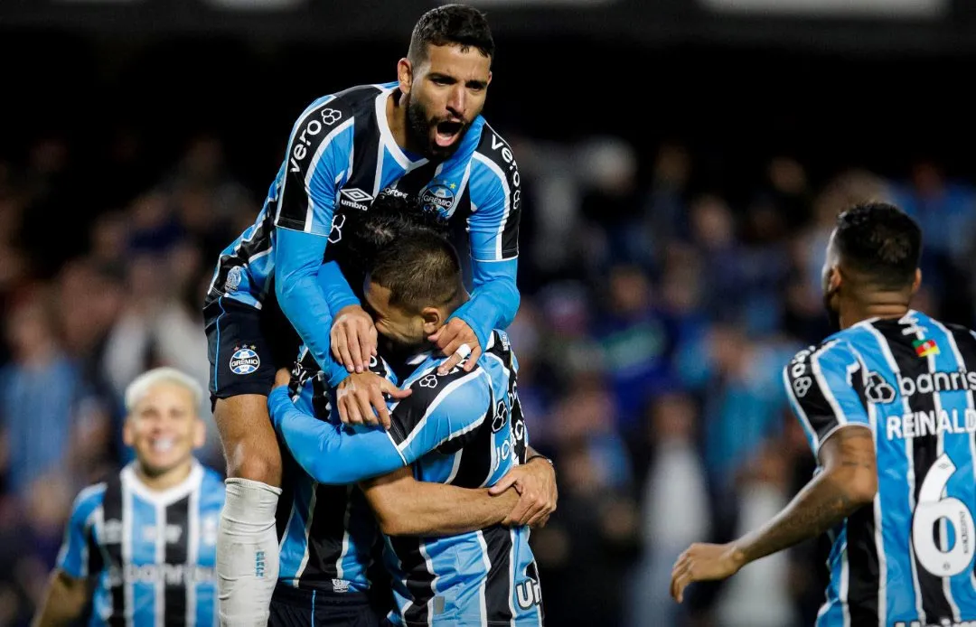 Jugadores del Gremio celebran anotación ante The Strongest