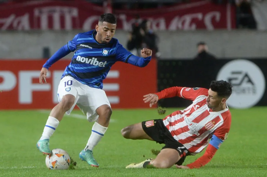 X: @Huachipato Brayan Enrique Palmezano pelea por el balón con Javier Correa