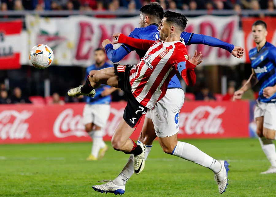 X: @EdelpOficial José Sosa de Estudiantes en busca del esférico