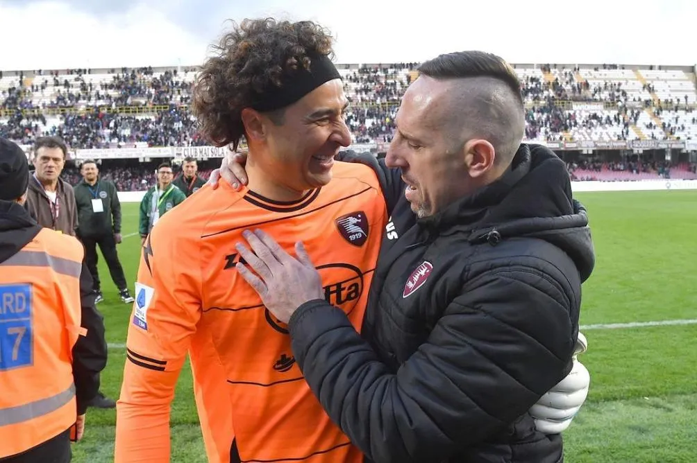 Ochoa con Frank Ribery en Salernitana