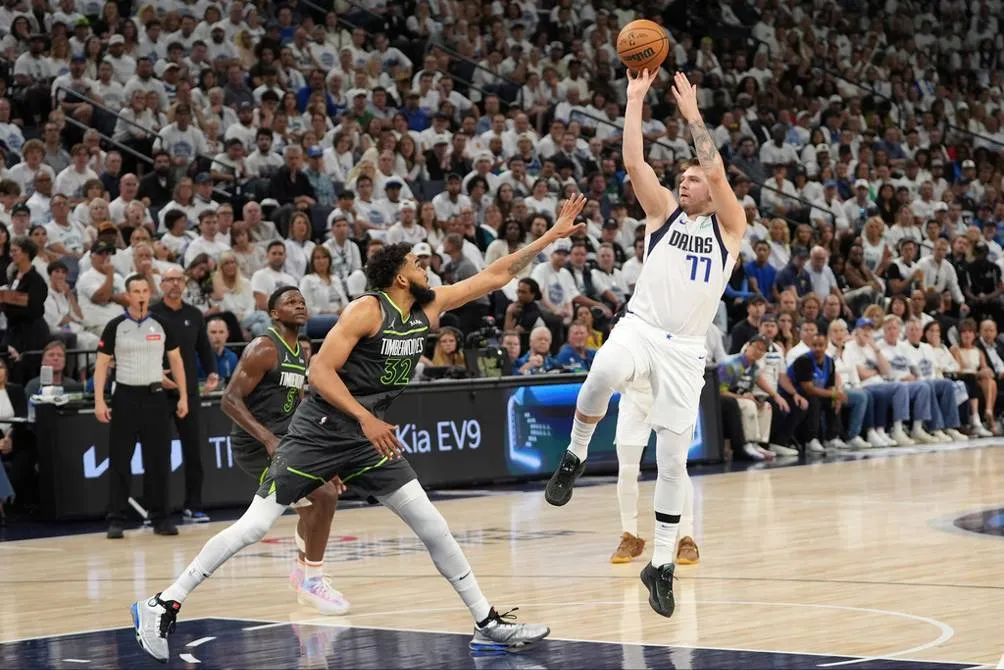 AP Luka Doncic anotó 20 puntos tan sólo en el primer periodo y terminó contribuyendo con 36