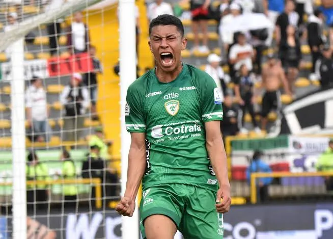 Johan Rojas celebra un gol