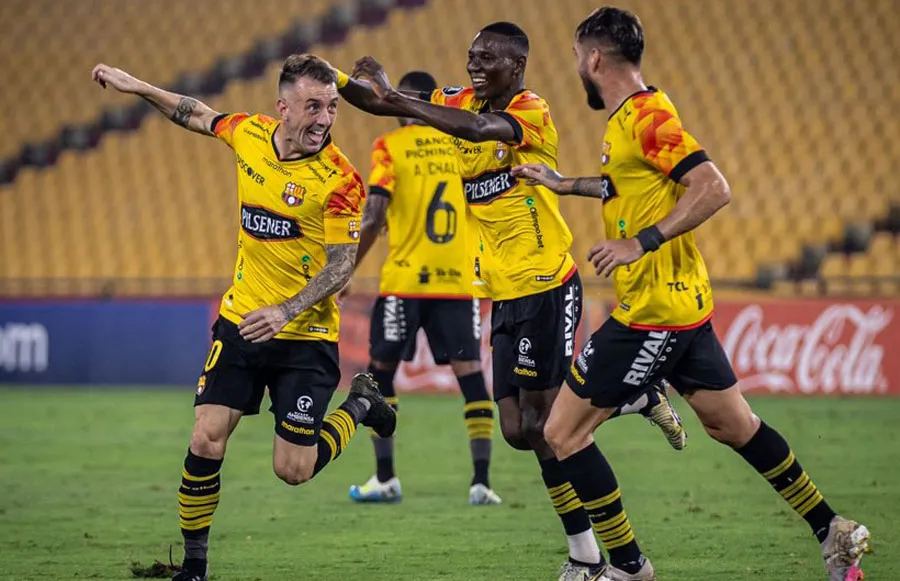 Juagdores del Bercelona celebran anotación ante Cobresal