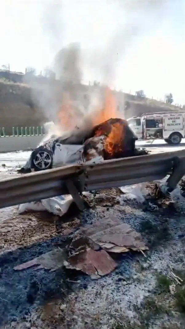 X: @lopezdoriga Un vehículo blanco se incendió luego del impacto contra una caja del trailer.