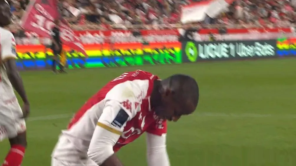 CAPTURA DE PANTALLA: VIDEO Mohamed Camara se cubrió la insignia