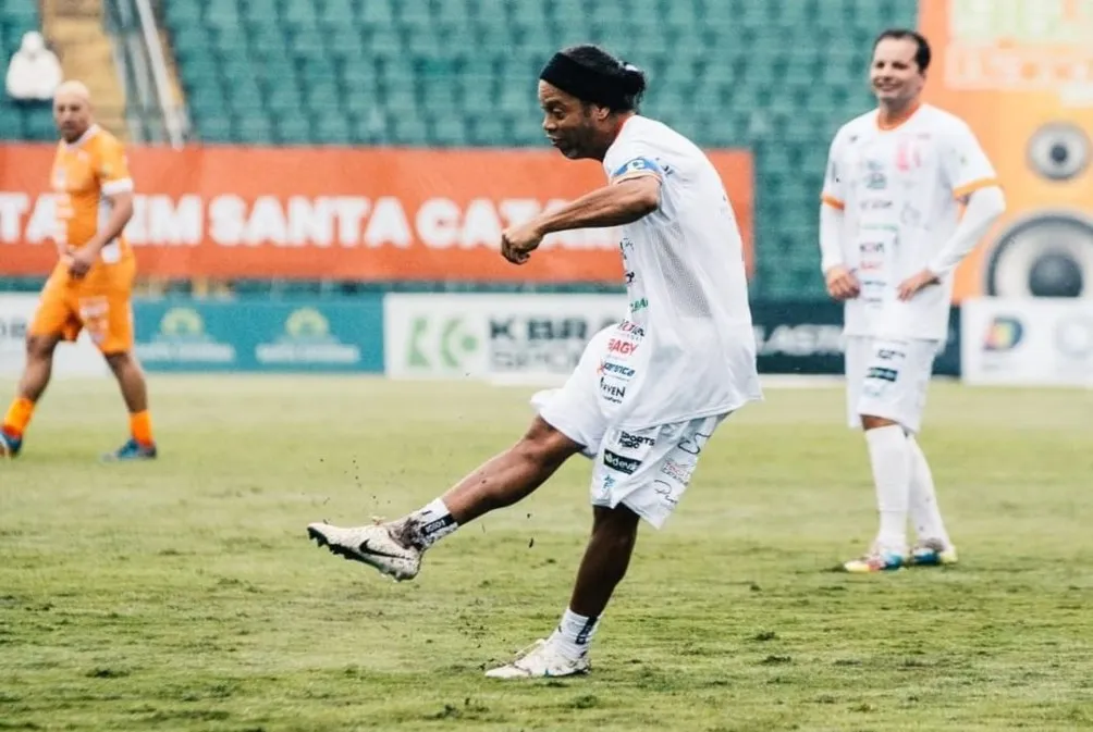 Ronaldinho jugará dos partidos con dos camisetas diferentes