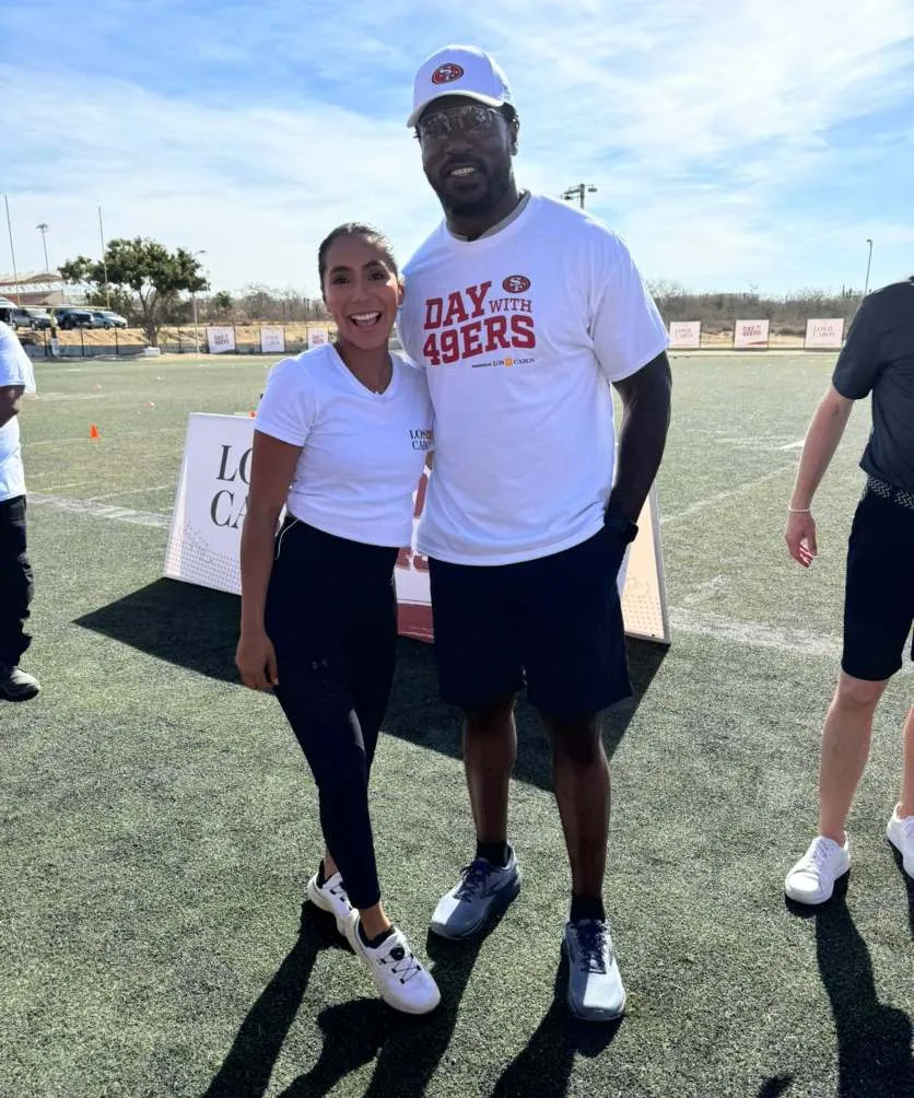 Diana Flores junto con Patrick Willis