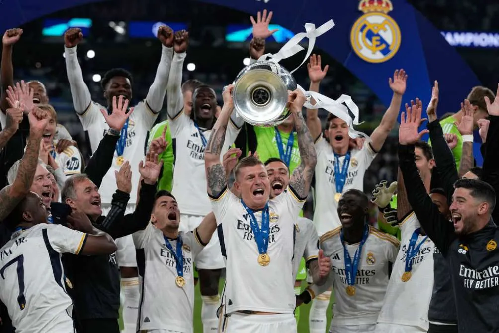 Toni Kroos con la 15 Orejona de Real Madrid
