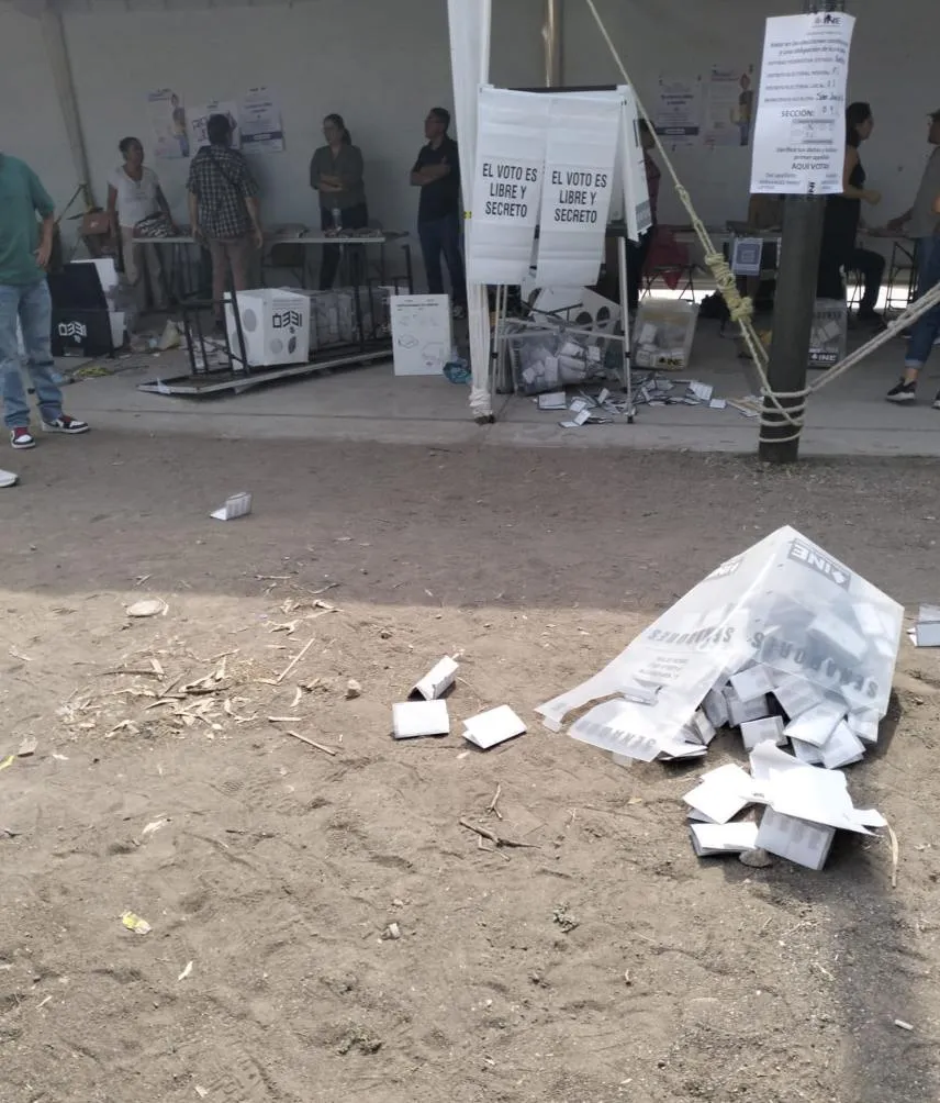 X: @LuisCardenasMx Instantes después de que la casilla fuera destrozads