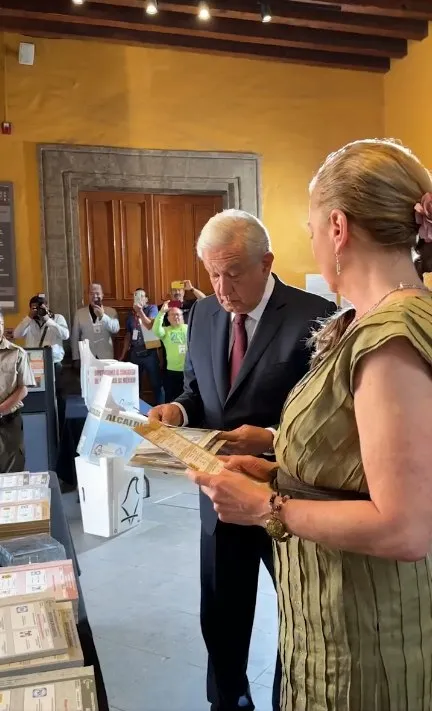 AMLO al momento de votar este domingo