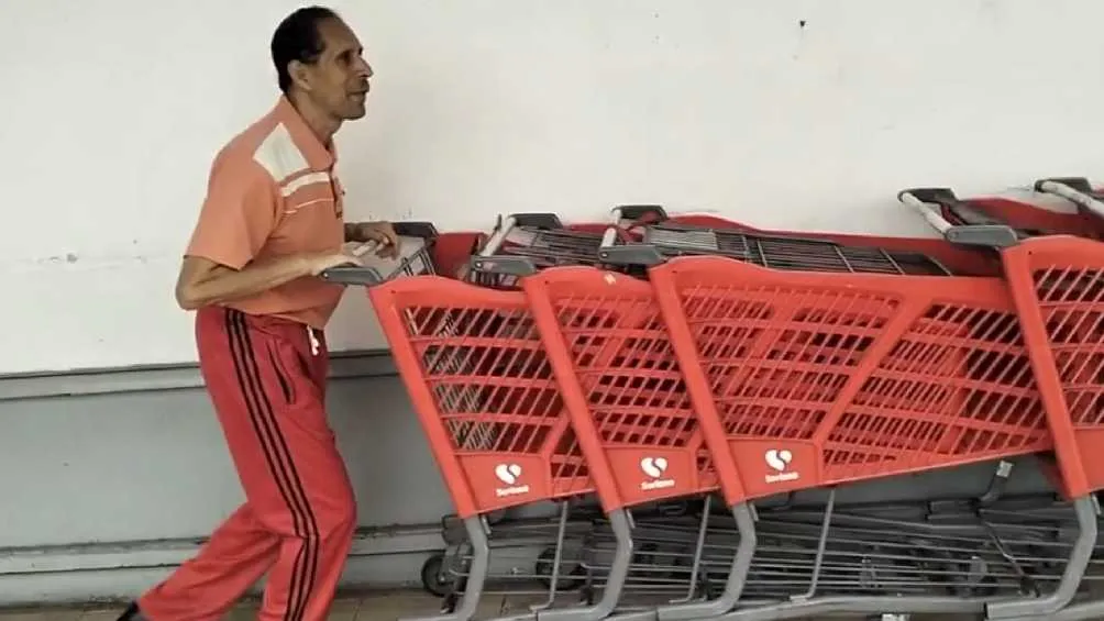 Actualmente Miguel Luis se dedica a acomodar carritos en un centro comercial.