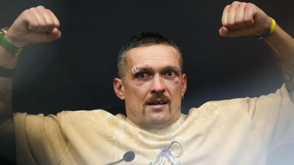 AP Oleksandr Usyk, campeón indiscutido de peso completo