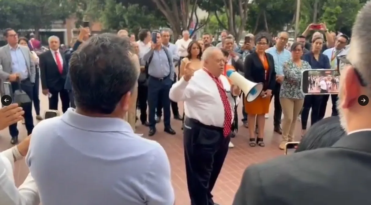Rafael Riva Palacio Pontones llamó a su gente para quitar la bandera gay.