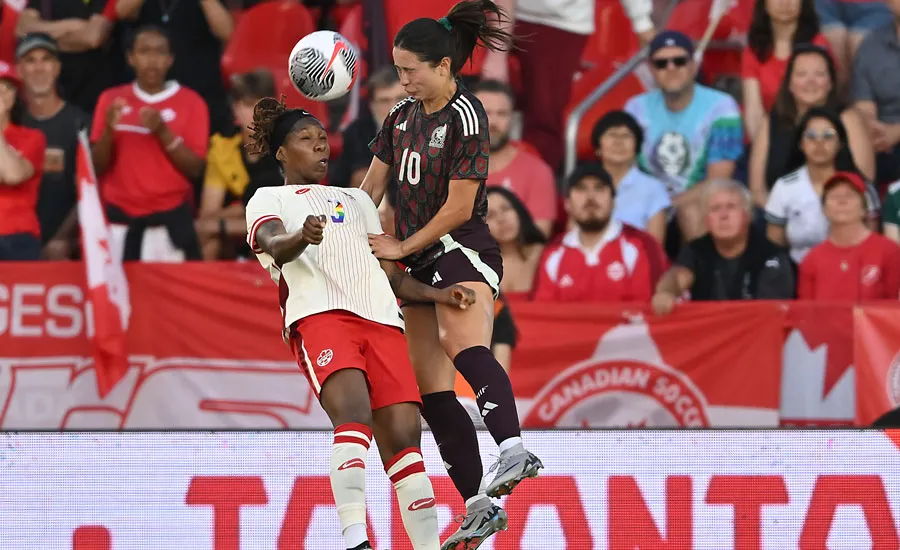 IMAGO7 Kadeisha Buchanan disputa el balón con Scarlett Camberos