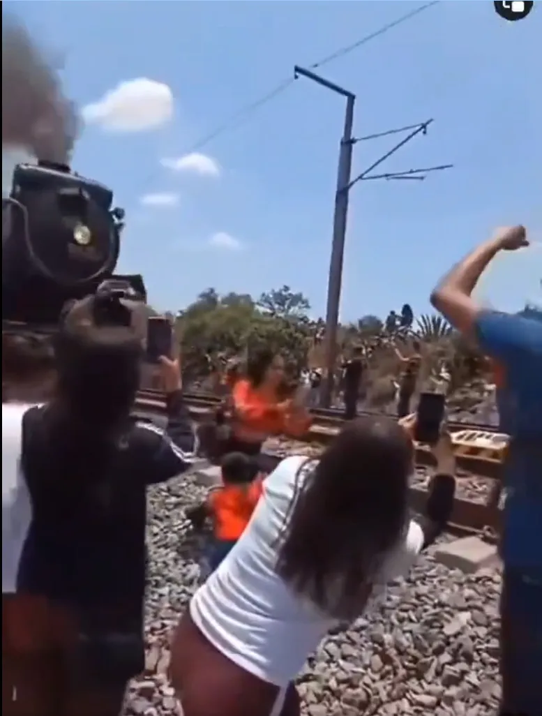 La mujer iba con un menor, al cual hizo a un lado para salir ella sola en la foto.